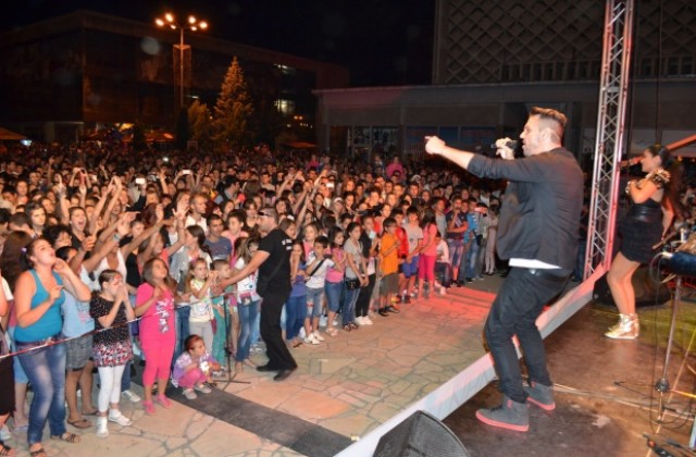 С уникален светлинно-звуков спектакъл завърши празничната вечер в Г. Оряховица