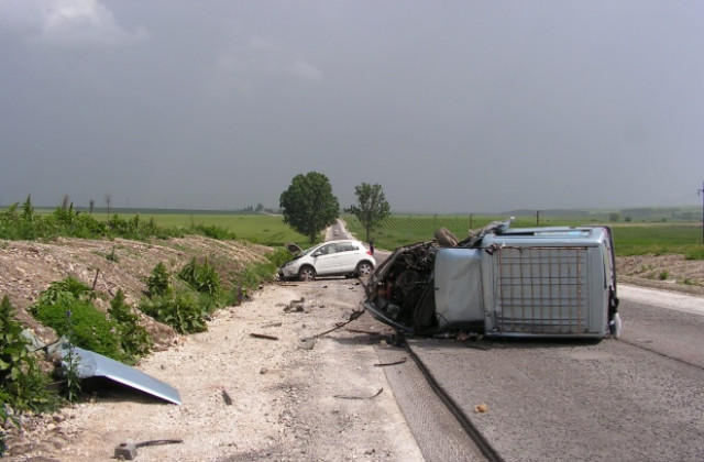 Майка и двете й деца пострадаха при ПТП на път в ремонт