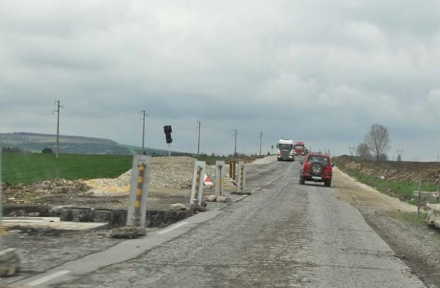 Майка с две деца пострадаха при катастрофа на път в ремонт