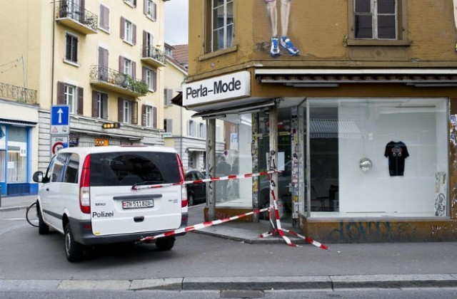 Неизвестен простреля двама души в Цюрих и се укри