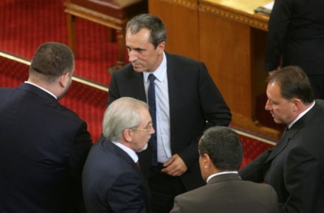 В бюджета се оформя „дупка” от 1 млрд. лева, твърди Орешарски