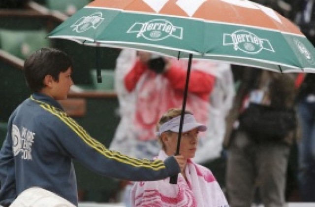 Дъжд наложи прекратяване на мача на Шарапова