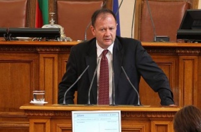 Миков ще предложи депутатските заплати да останат замразени