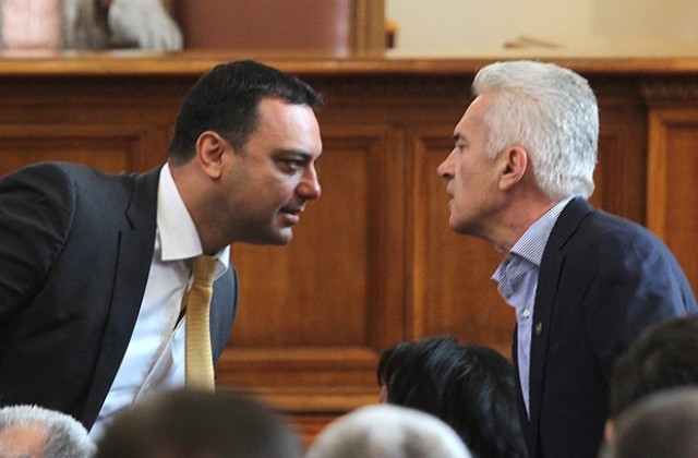 Сидеров и Московски на косъм от физическа саморазправа в парламента