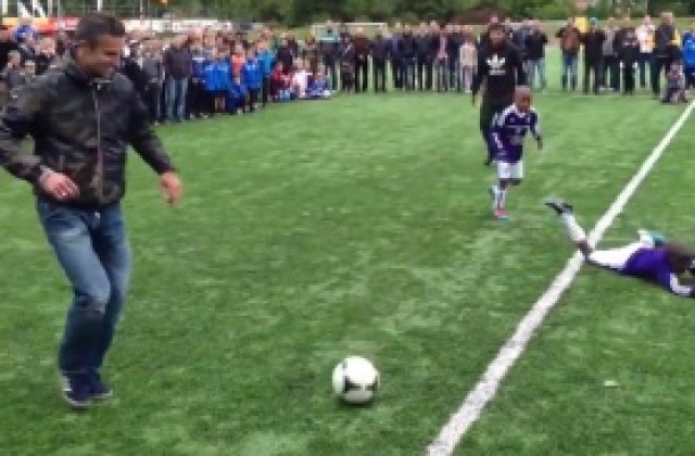 ВИДЕО: Ван Перси се вихри срещу малчугани в Ротердам