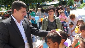 Кмет празнува с децата в Струмяни