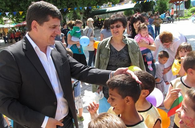 Кмет празнува с децата в Струмяни