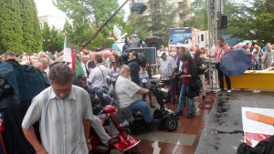 Криминално проявени хвърляли изпражнения по Бареков в Монтана