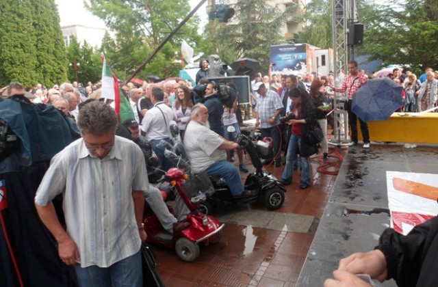 Криминално проявени хвърляли изпражнения по Бареков в Монтана