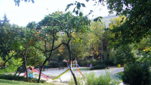 Деца рисуват в парка родители разменят детски дрехи и играчки