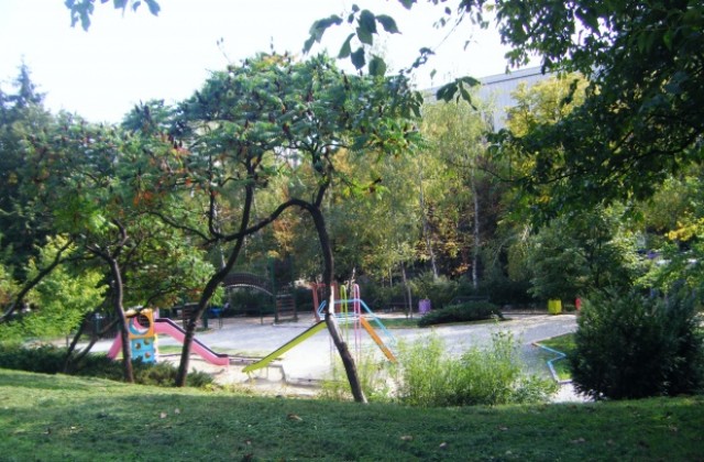 Деца рисуват в парка, родители разменят детски дрехи и играчки