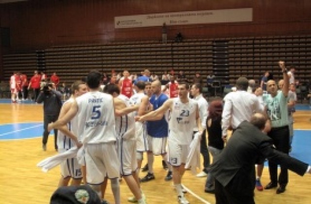 Левски пребори Лукойл в луд, луд мач, докара финала до пети сблъсък