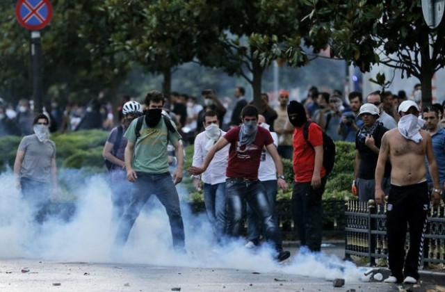 Безредици в Истанбул заради протест за запазването на парк „Гези”
