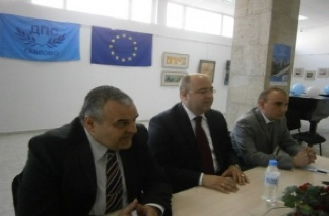 Отказ от политиката на “бойкот” и “празен стол” очакват от ДПС