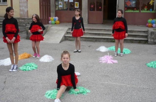 Рисуват по стената на бивша казарма