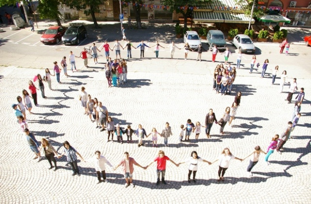 90 младежи от Сливен се включиха в Националната кампания „Усмихнатите деца на България”