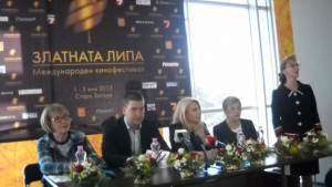 Актрисата Мария Статулова с награда от кинофестивала Златната липа