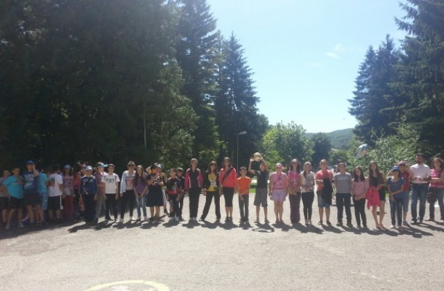 Великотърновски ученици направиха флашмоб жива усмивка