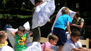 Разходка с пони бой с възглавници и кораб на мечтите