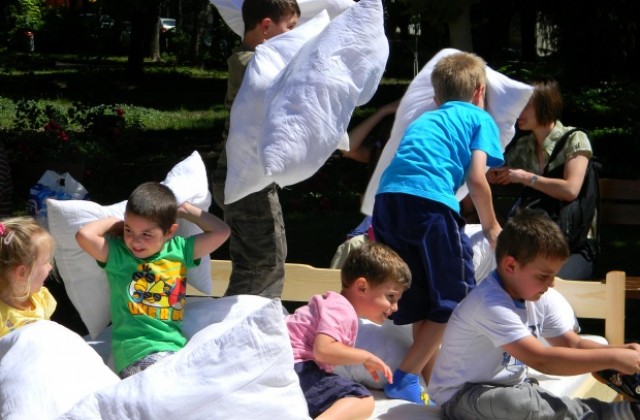 Разходка с пони, бой с възглавници и кораб на мечтите за децата на Велико Търново