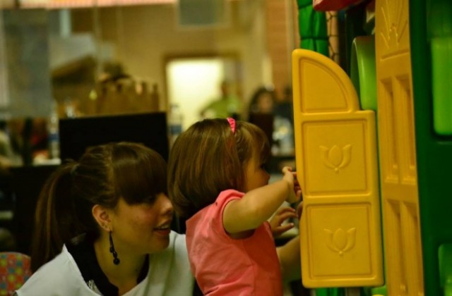 Млади червенокръстци зарадваха деца