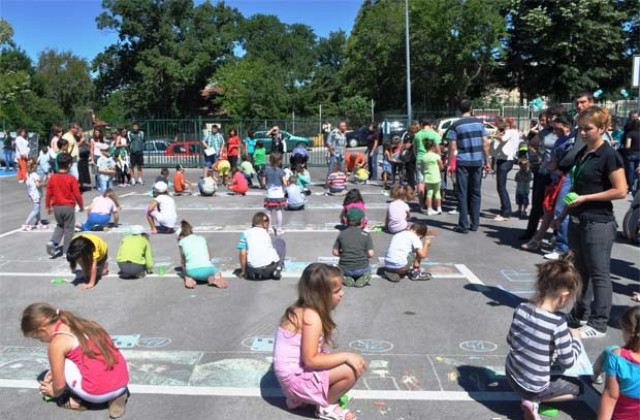 Деца изрисуваха паркинга на „Лудогорец Арена