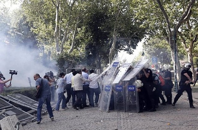 Ранени и арестувани след сблъсъци в Турция, протестите се разрастват