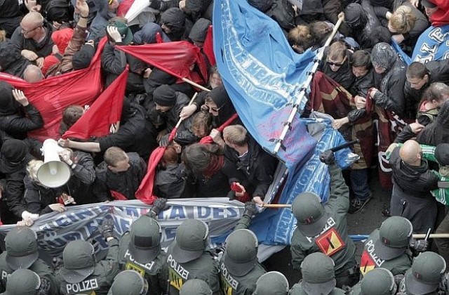 Протестиращи във Франкфурт влязоха в сблъсъци с полицията