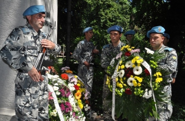 Отдаваме почит на Ботев и загиналите за свободата на България