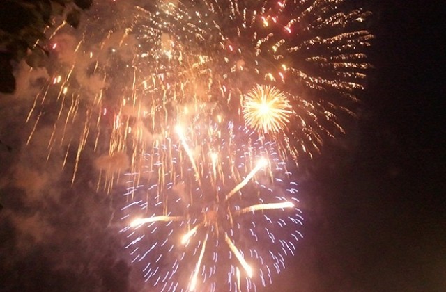 Проливен дъжд и гаф със зарята по време на митинга във Враца