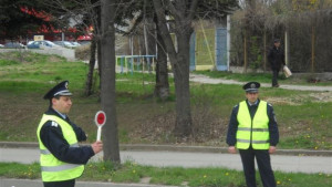 Заловиха двама пияни зад волана