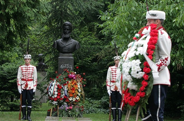 С венци и цветя столичани почетоха Ботев