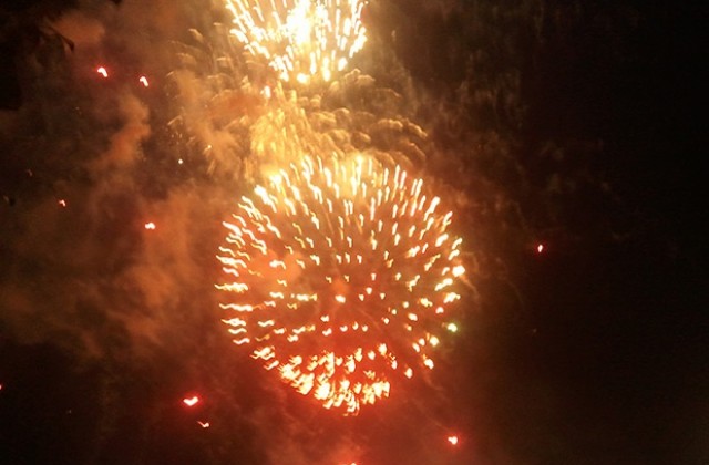 Проливният дъжд възпламени пиротехническа батерия