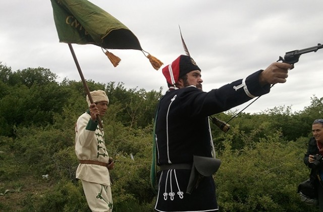 Стотици се поклониха пред подвига на Христо Ботев