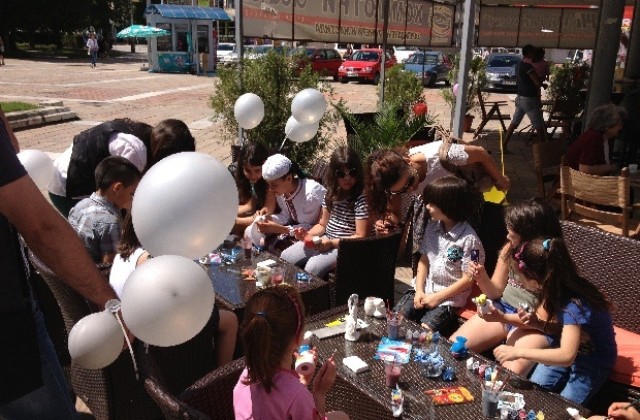 Деца оцветяваха фигурки с помощта на младежи от ГЕРБ