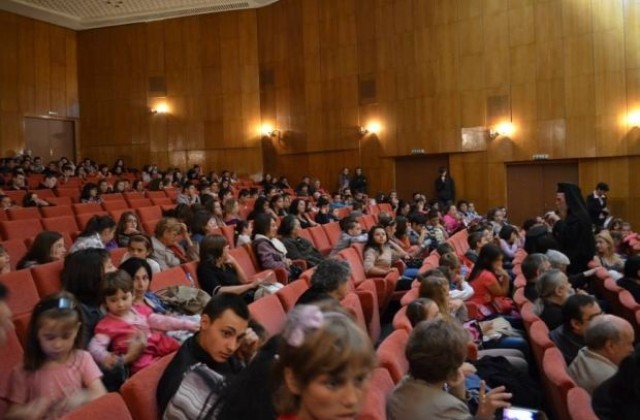Над 250 деца от прицърковните училища взеха участие в среща в Сандански