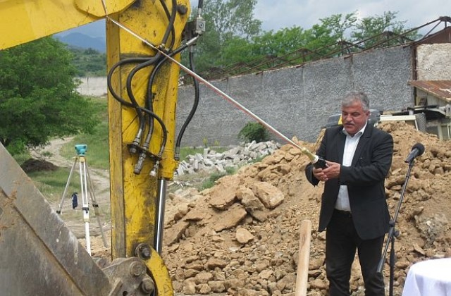 Кметът Москов направи първа копка на Център за настаняване от семеен тип