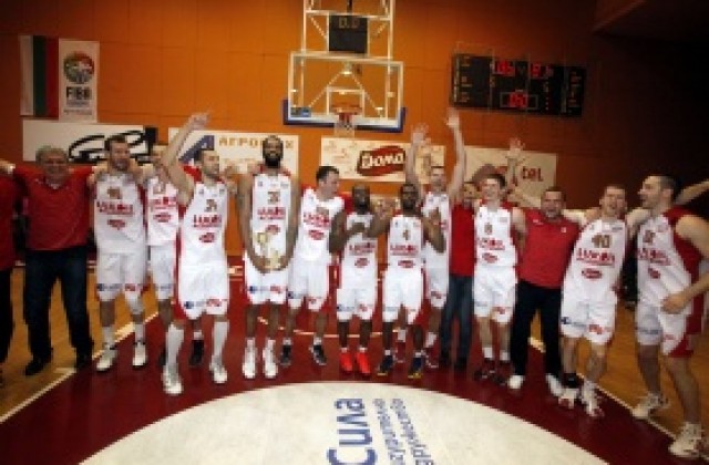 Лукойл грабна титла №11, издържа на изпитанието Левски в петия финален мач