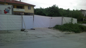 Фирма отряза достъпа до 17 имота строи върху единствения път