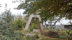 Част от паметник в столичния квартал Дружба1 затисна 15годишно момче