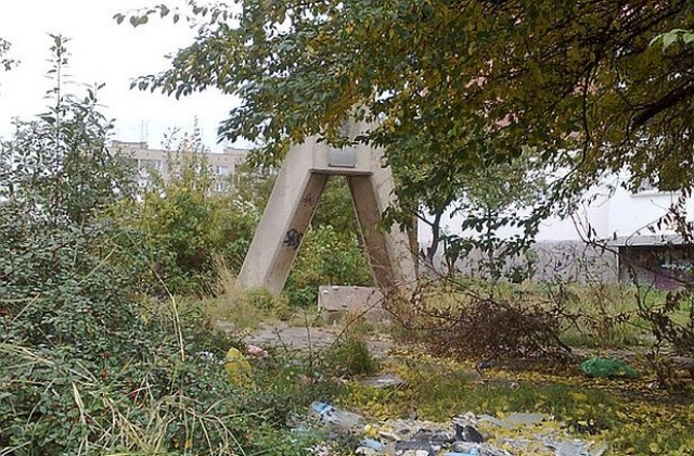 Част от паметник в столичния квартал „Дружба”1 затисна 15-годишно момче