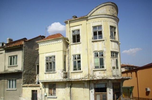 Общината дава срок на собственици да съборят опасни сгради