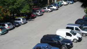 Забравена мъжка чанта с пари и документи изчезна от паркинг