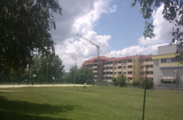 30-метров кран опасно виси над спортна площадка във В. Търново
