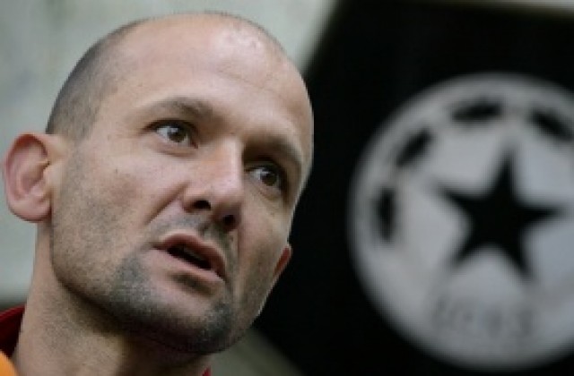 Милен Радуканов се появи на „Българска армия“, отказа коментар на ситуацията