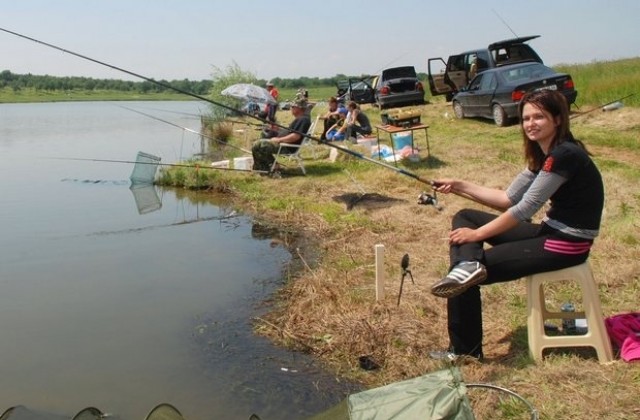 Риболовен турнир събира въдичари от цялата страна край язовира в Черногорово