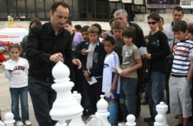 Топалов перфектен след три победи в Киев