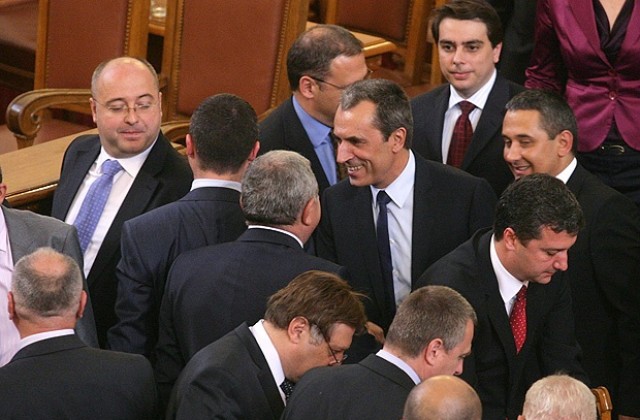 Орешарски разяснява за полетите на кабинета „Борисов” с Авиоотряд 28