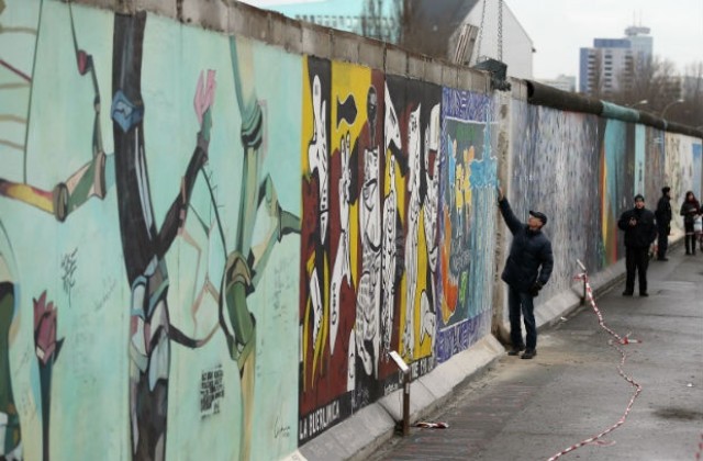 Продадоха изрисувани части от Берлинската стена на търг