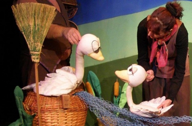 Отново Андерсен на сцената на куклен театър Весел